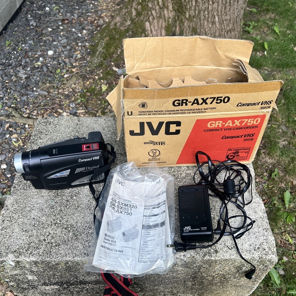 JVC GR-AX750 Compact VHS Camcorder W/ Box Charger Strap VHS-C